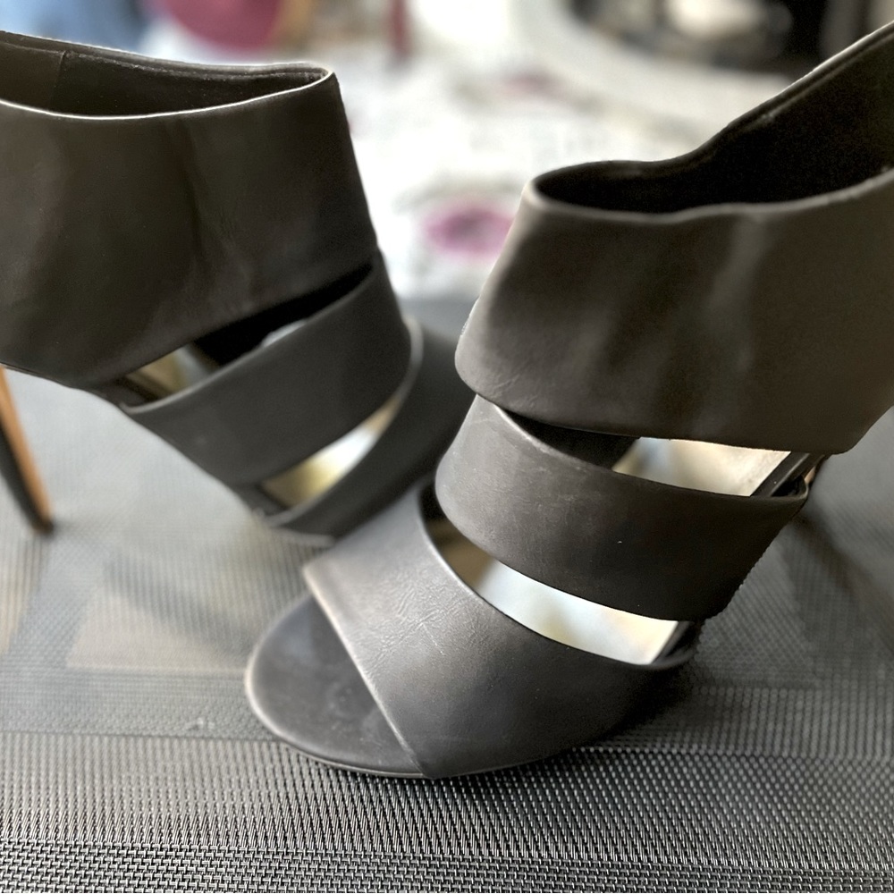 Black Michael Antonio heels (9)

Zip heel, no tears, rips or scuffs.